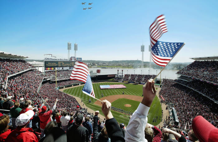 On Opening Day 2004, 42,122 fans packed Great American Ball Park. Cincinnati lost to the Cubs, 7–4.